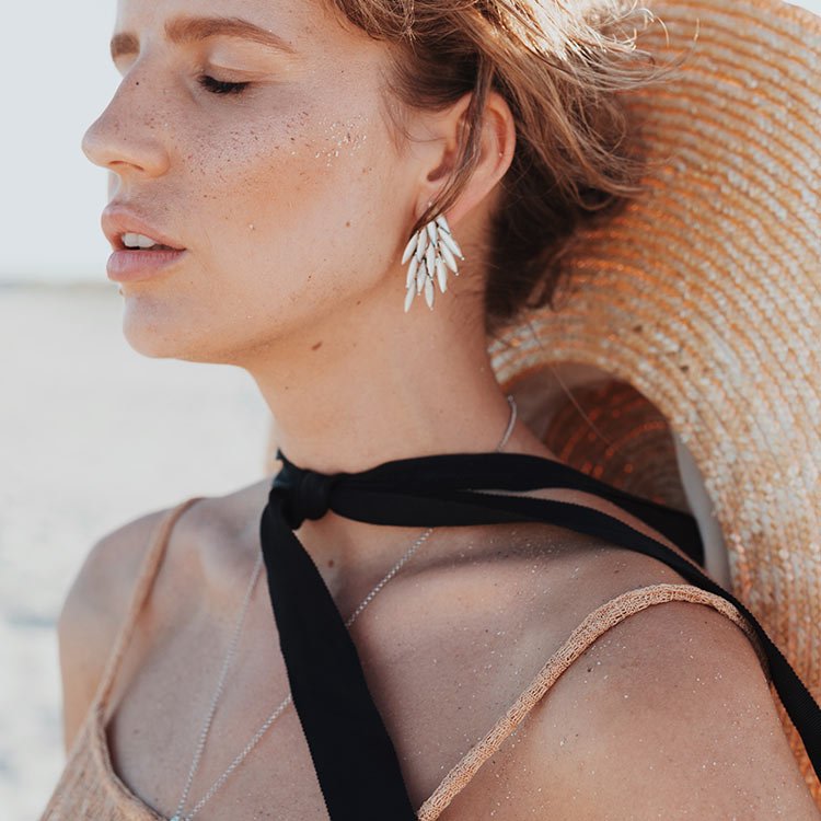 Azael White Mini Silver Earrings with Mother of Pearl